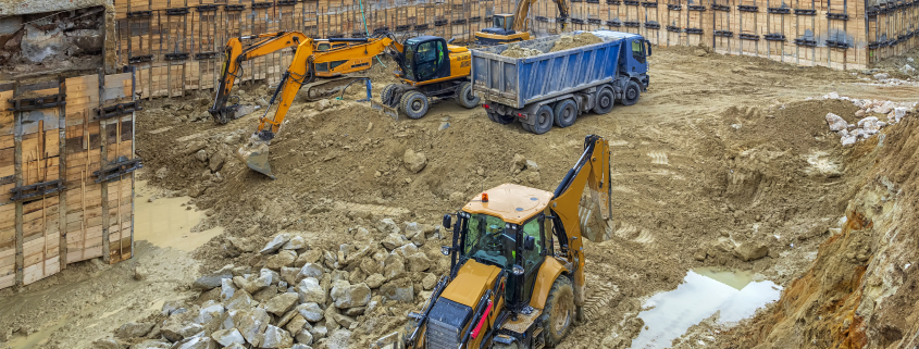 Heavy construction equipment working at the construction site. - Sorglos Bauen GmbH