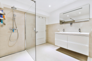 Interior of modern bathroom with glass shower cabin - Sorglos Bauen GmbH