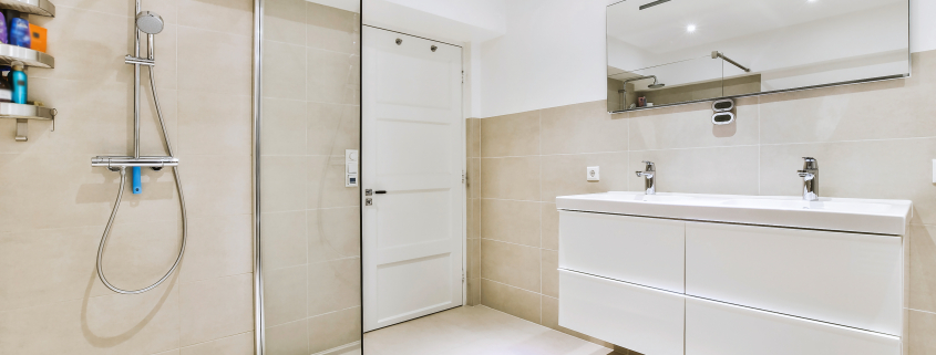 Interior of modern bathroom with glass shower cabin - Sorglos Bauen GmbH