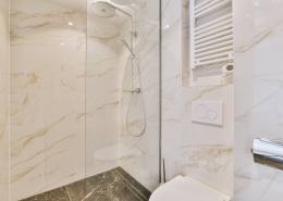 a marble bathroom with a shower and a toilet - Sorglos Bauen GmbH - Sorglos Bauen GmbH