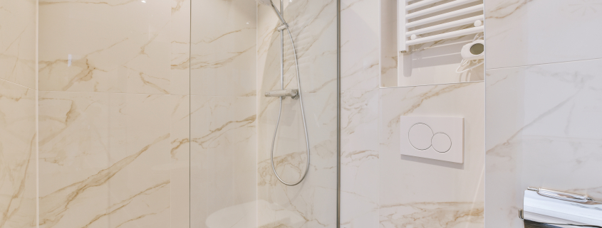a marble bathroom with a shower and a toilet - Sorglos Bauen GmbH