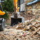 Excavator breaks old house. Freeing up space for the constructio - Sorglos Bauen GmbH