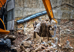 Excavator breaks old house. Freeing up space for the constructio - Sorglos Bauen GmbH - Sorglos Bauen GmbH