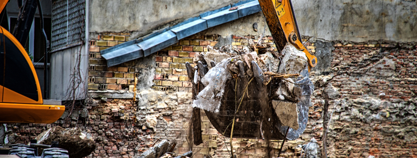 Excavator breaks old house. Freeing up space for the constructio - Sorglos Bauen GmbH