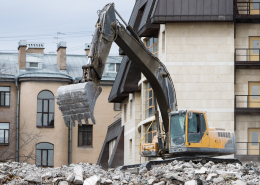 demolition building, using a special hydraulic excavator-destroy - Sorglos Bauen GmbH - Sorglos Bauen GmbH