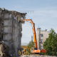 Demolition of building, using hydraulic excavator-destroyer - Sorglos Bauen GmbH