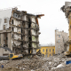 Demolition of concrete apartment building with hydraulic excavat - Sorglos Bauen GmbH