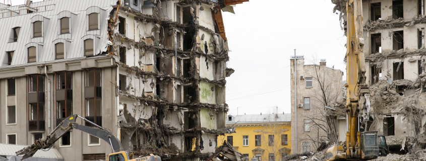 Demolition of concrete apartment building with hydraulic excavat - Sorglos Bauen GmbH