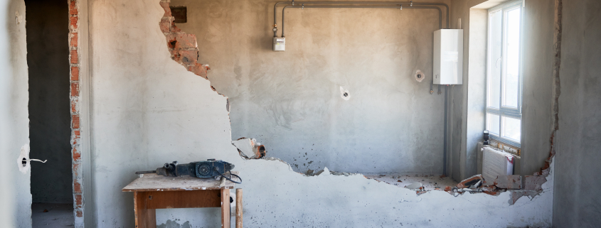Destroyed interroom wall indoors. Home overhauling concept. - Sorglos Bauen GmbH