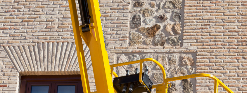 Hydraulic platform equipment against building - Sorglos Bauen GmbH