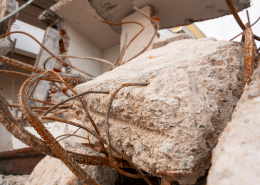Image of a building under demolition. - Sorglos Bauen GmbH - Sorglos Bauen GmbH