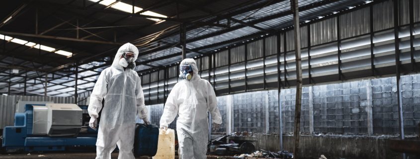 Eski fabrikada kimyasal madde kontrolü yapan işçiler koruyucu elbise giyiyor. Tehlikelere ve Kirlenmeye Karşı Koruma. Radyoaktif Kazaya Acil Müdahale. - Carefree Building GmbH