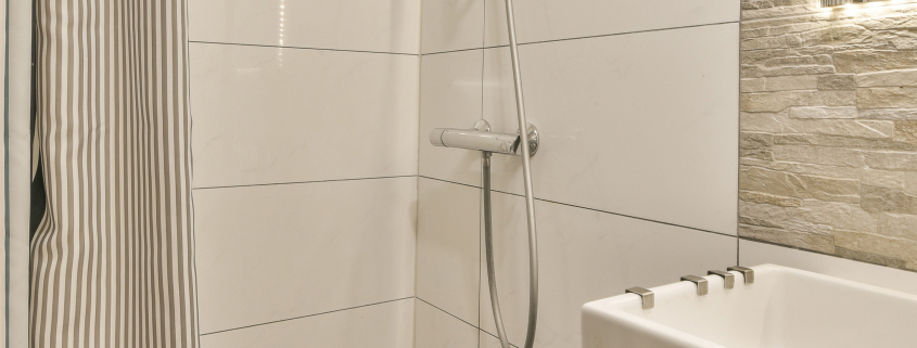 duşlu ve lavabolu bir banyo - Sorglos Bauen GmbH