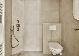 a small bathroom with a toilet and a shower - Sorglos Bauen GmbH - Sorglos Bauen GmbH