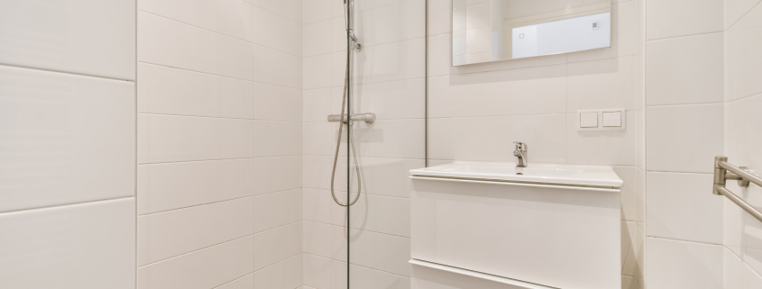 Attractive bathroom with shower cubicle - Sorglos Bauen GmbH